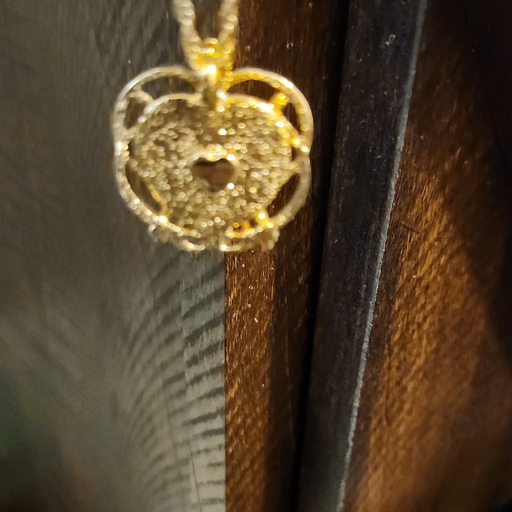 Elegant Gold Pendant Necklace - Picture 3 of 4